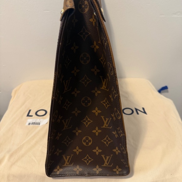 Louis Vuitton GIANT OnTheGo GM Tote - Picture 6 of 8